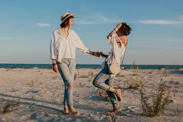 Dos Mujeres Jóvenes Divirtiéndose Playa Atardecer Identidad Género Queer Binario — Foto de Stock