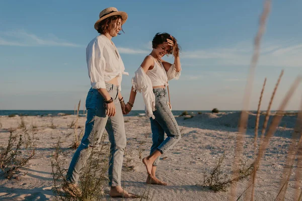 Spazieren Gehen Zwei Junge Frauen Die Spaß Sonnenuntergangsstrand Haben Queere — Stockfoto