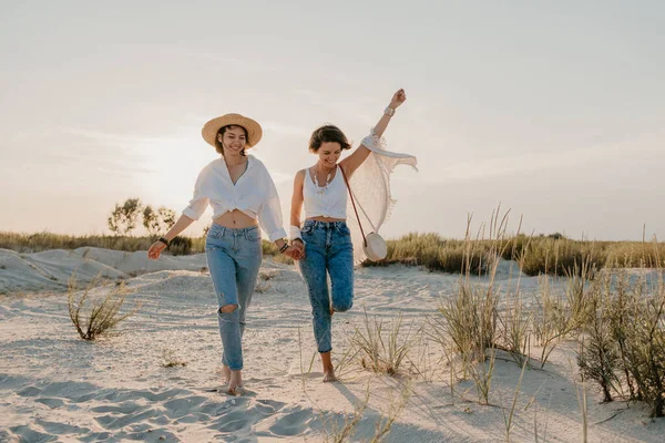Roztomilý Dvě Mladé Ženy Baví Pláži Západ Slunce Queer Non — Stock fotografie