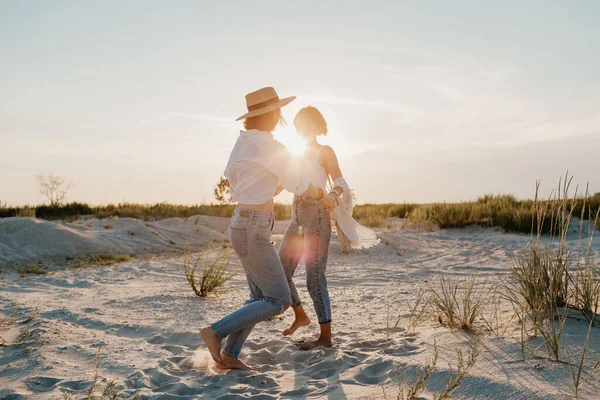 Sonnige Zwei Junge Frauen Die Spaß Sonnenuntergangsstrand Haben Queere Nicht — Stockfoto