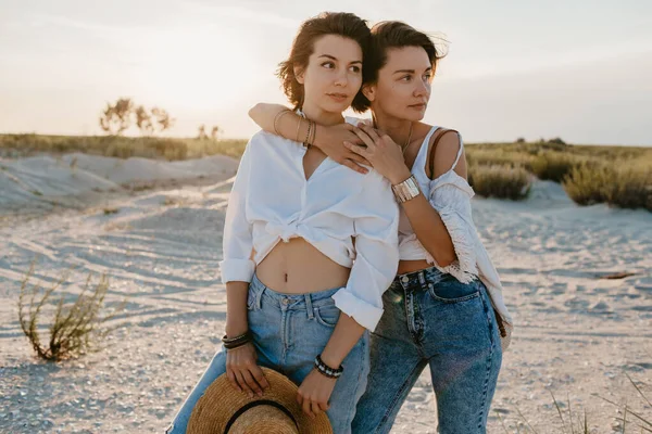 Schöne Zwei Junge Frauen Die Spaß Sonnenuntergangsstrand Haben Queere Nicht — Stockfoto