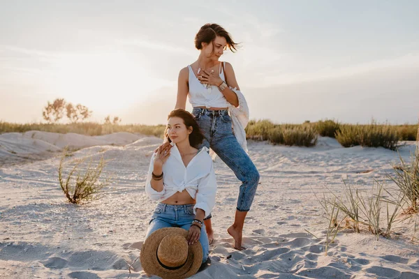 Zwei Junge Frauen Die Sich Sonnenuntergangsstrand Amüsieren Queere Nicht Binäre — Stockfoto