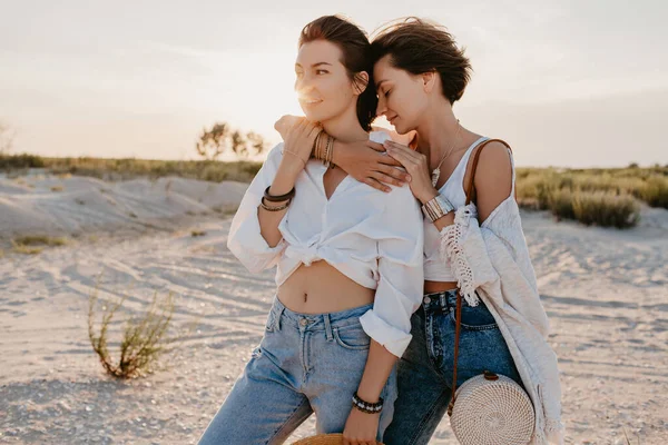 Lindo Dos Mujeres Jóvenes Divertirse Atardecer Playa Queer Binario Identidad — Foto de Stock