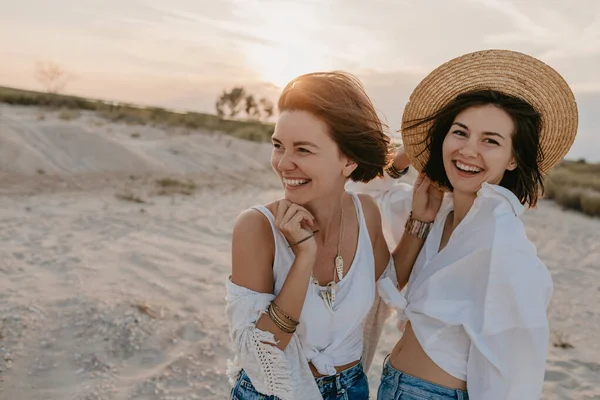 Stilvolle Schöne Frauen Sommerurlaub Tropischen Strand Bohème Stil Freunde Zusammen — Stockfoto