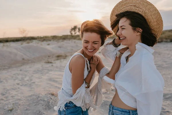 Usmívající Dvě Mladé Ženy Přátelé Baví Pláži Západ Slunce Queer — Stock fotografie