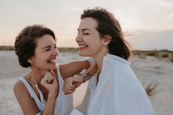 Leende Två Unga Kvinnor Vänner Som Har Roligt Solnedgången Stranden — Stockfoto