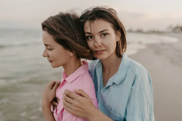 Ömma Två Unga Kvinnor Vänner Som Har Roligt Solnedgången Stranden — Stockfoto