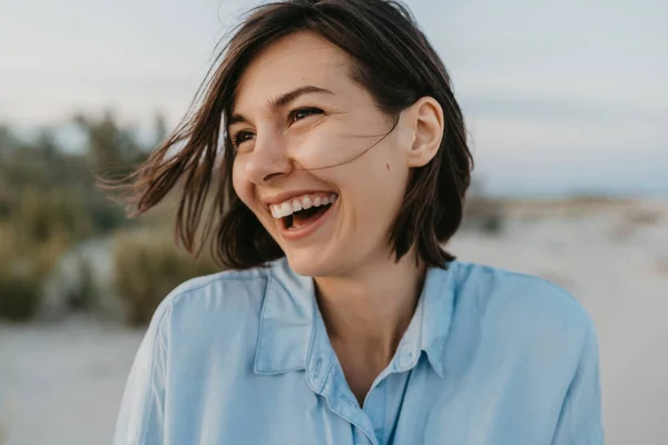 Leende Porträtt Uppriktig Skrattande Kvinna Stranden Sommar Semester Glad Humör — Stockfoto