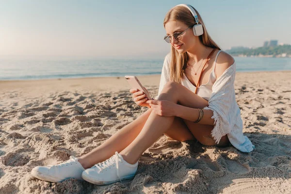 Snygg Ung Attraktiv Blond Leende Kvinna Sitter Stranden Hörlurar Lyssna — Stockfoto