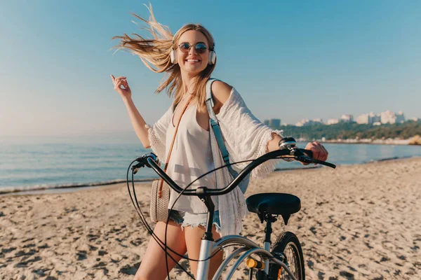 Mladá Atraktivní Blond Sniling Žena Chůze Pláži Kolem Sluchátkách Poslech — Stock fotografie