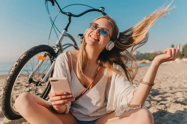Wanita Muda Berambut Pirang Yang Cantik Tersenyum Duduk Pantai Dengan — Stok Foto