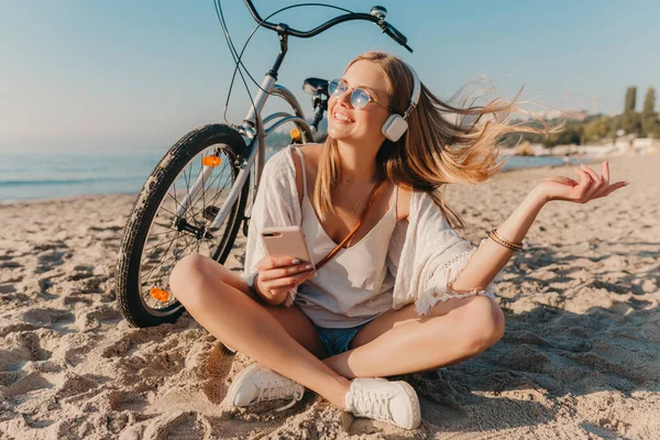 Κομψή Νεαρή Ελκυστική Ξανθιά Χαμογελαστή Γυναίκα Κάθεται Στην Παραλία Ποδήλατο — Φωτογραφία Αρχείου