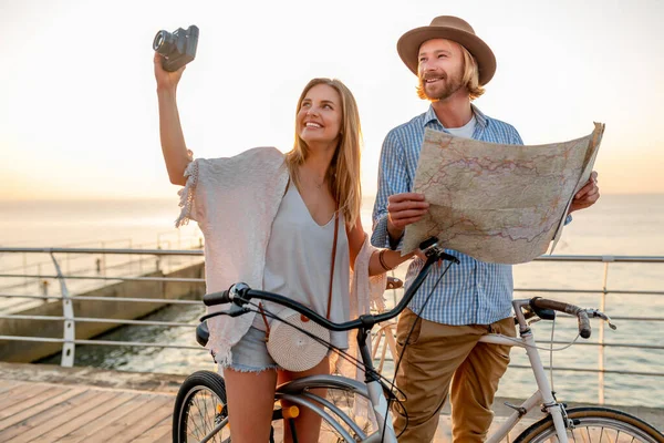 Atraente Casal Feliz Viajando Verão Bicicletas Homem Mulher Com Cabelo — Fotografia de Stock