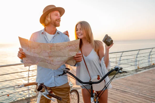 Ελκυστικό Ευτυχισμένο Ζευγάρι Που Ταξιδεύουν Καλοκαίρι Ποδήλατα Άνδρας Και Γυναίκα — Φωτογραφία Αρχείου