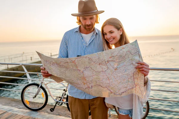 Attraktives Glückliches Paar Das Sommer Auf Fahrrädern Unterwegs Ist Mann — Stockfoto