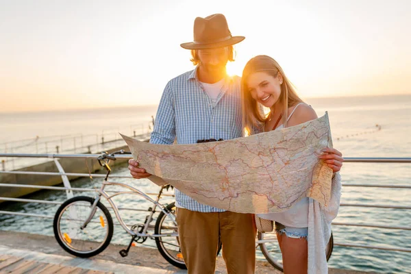 Atraente Casal Feliz Viajando Verão Bicicletas Homem Mulher Com Cabelo — Fotografia de Stock