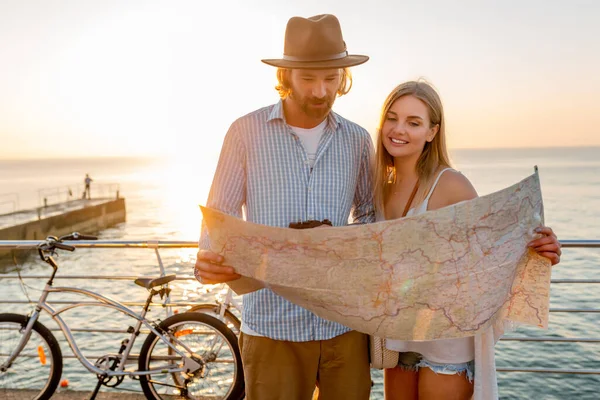 Atraente Casal Feliz Viajando Verão Bicicletas Homem Mulher Com Cabelo — Fotografia de Stock