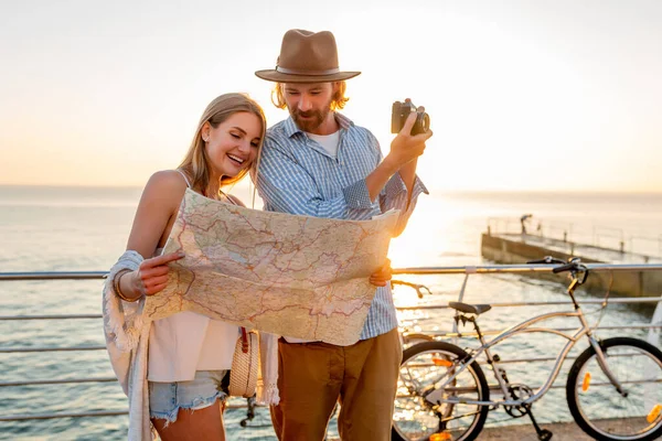 Atraente Casal Feliz Viajando Verão Bicicletas Homem Mulher Com Cabelo — Fotografia de Stock