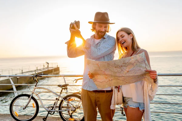 Atraente Casal Feliz Viajando Verão Bicicletas Homem Mulher Com Cabelo — Fotografia de Stock