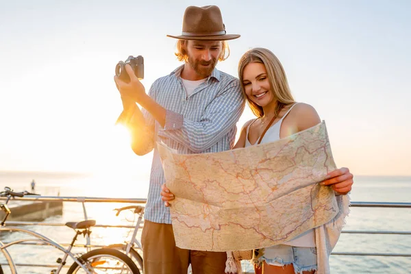 Atraente Casal Feliz Viajando Verão Bicicletas Homem Mulher Com Cabelo — Fotografia de Stock