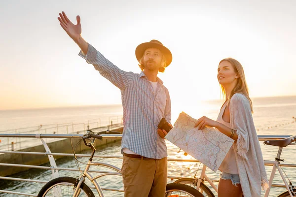 Attraktives Glückliches Paar Das Sommer Auf Fahrrädern Unterwegs Ist Mann — Stockfoto