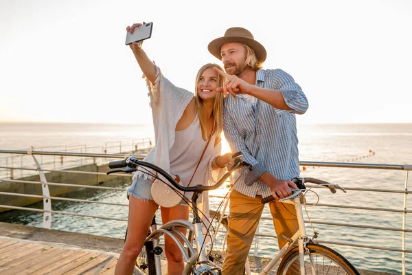 Jovem Atraente Sorrindo Homem Feliz Mulher Viajando Bicicletas Tirando Foto — Fotografia de Stock