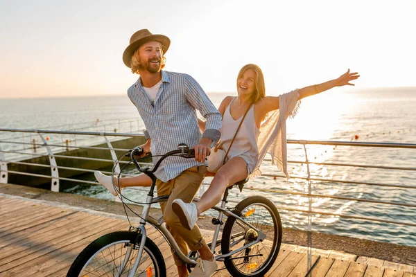 Joven Atractivo Hombre Mujer Viajando Bicicletas Pareja Romántica Vacaciones Verano — Foto de Stock