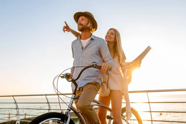 Junger Attraktiver Mann Und Frau Die Auf Fahrrädern Unterwegs Sind — Stockfoto