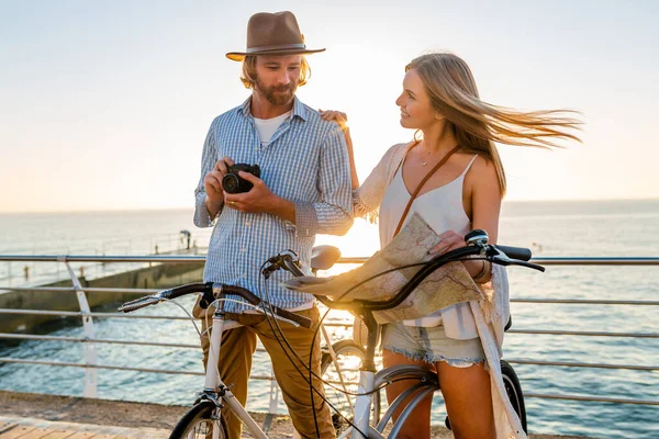 Jovem Atraente Homem Mulher Viajando Bicicletas Segurando Mapa Roupa Estilo — Fotografia de Stock