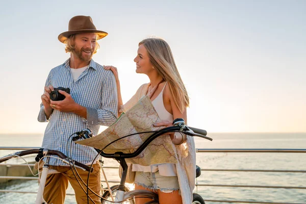 Junger Attraktiver Mann Und Frau Auf Fahrrädern Mit Landkarte Hipster — Stockfoto