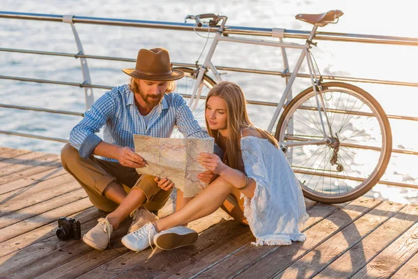 Atraente Feliz Sorrindo Casal Viajando Verão Pelo Mar Bicicletas Homem — Fotografia de Stock