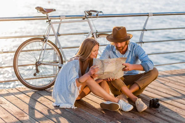 Atraente Feliz Sorrindo Casal Viajando Verão Pelo Mar Bicicletas Homem — Fotografia de Stock