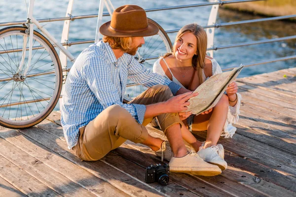 Atraente Feliz Sorrindo Casal Viajando Verão Pelo Mar Bicicletas Homem — Fotografia de Stock