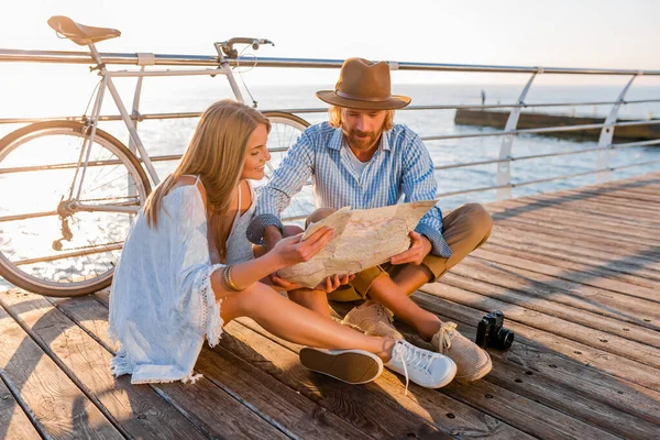 Attraktives Glückliches Lächelndes Paar Das Sommer Auf Dem Seeweg Mit — Stockfoto