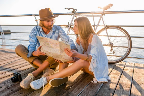 Atraente Feliz Sorrindo Casal Viajando Verão Pelo Mar Bicicletas Homem — Fotografia de Stock