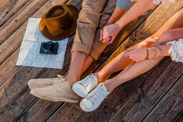 Vista Cima Pernas Casal Viajando Verão Vestido Com Tênis Homem — Fotografia de Stock