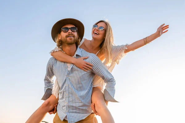 Aantrekkelijk Gelukkig Paar Lachen Reizen Zomer Door Zee Man Vrouw — Stockfoto