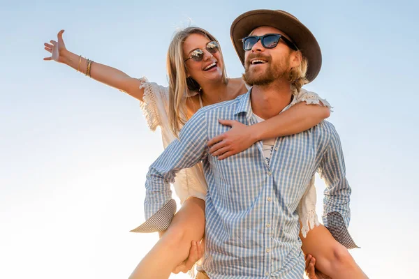 Aantrekkelijk Gelukkig Paar Lachen Reizen Zomer Door Zee Man Vrouw — Stockfoto