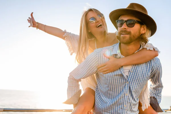 Aantrekkelijk Gelukkig Paar Lachen Reizen Zomer Door Zee Man Vrouw — Stockfoto