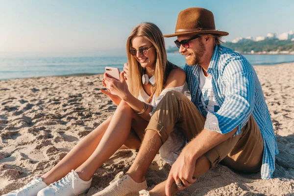 Jong Aantrekkelijk Glimlachen Gelukkig Man Vrouw Een Zonnebril Zitten Zand — Stockfoto