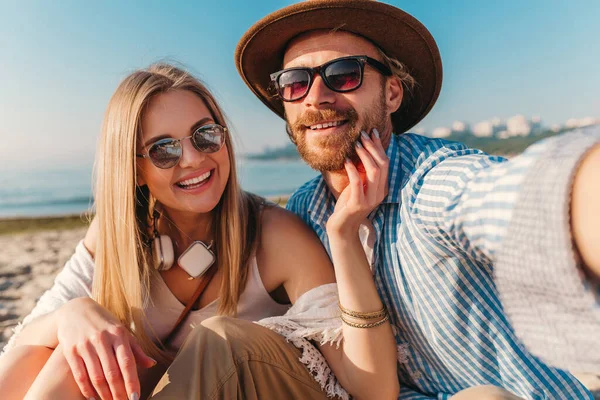 Junge Attraktive Lächelnde Glückliche Mann Und Frau Mit Sonnenbrille Sitzen — Stockfoto