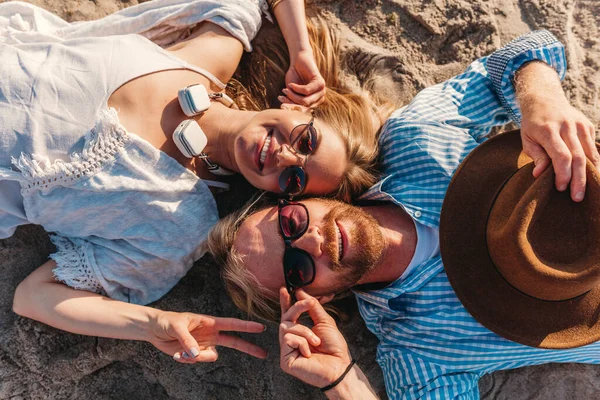 Uitzicht Van Boven Jonge Aantrekkelijke Glimlachende Gelukkig Man Vrouw Een — Stockfoto