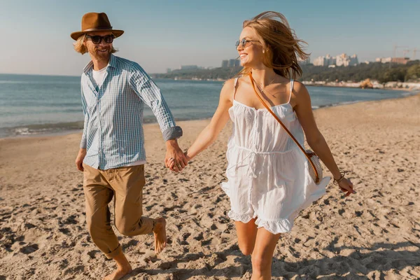 Junge Attraktive Lächelnde Glückliche Mann Mit Hut Und Blonde Frau — Stockfoto