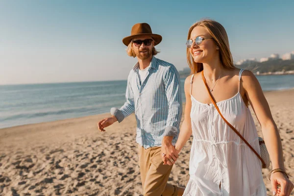 Młody Atrakcyjny Uśmiechnięty Szczęśliwy Mężczyzna Kapeluszu Blondynka Biegająca Razem Plaży — Zdjęcie stockowe