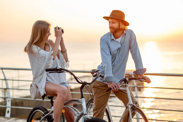 Ελκυστικό Ευτυχισμένο Ζευγάρι Που Ταξιδεύουν Καλοκαίρι Ποδήλατα Άνδρες Και Γυναίκες — Φωτογραφία Αρχείου