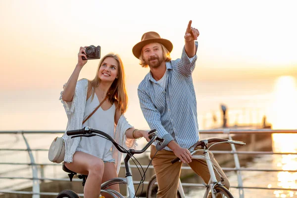 Atractiva Pareja Feliz Viajando Verano Bicicletas Hombre Mujer Con Pelo — Foto de Stock