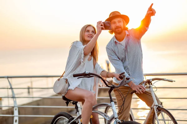 Atractivo Feliz Pareja Viajando Verano Bicicletas Hombre Mujer Boho Hipster — Foto de Stock