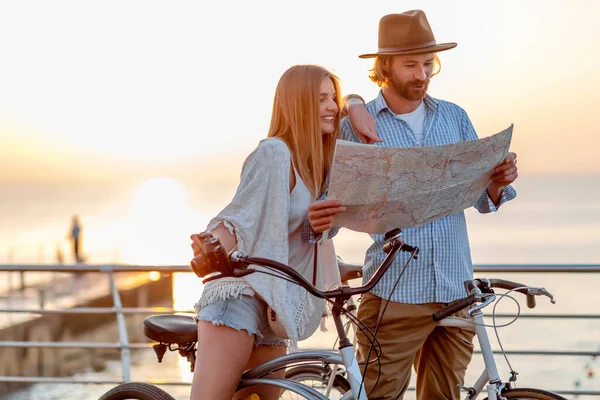 Ελκυστικό Ευτυχισμένο Ζευγάρι Που Ταξιδεύουν Καλοκαίρι Ποδήλατα Άνδρας Και Γυναίκα — Φωτογραφία Αρχείου