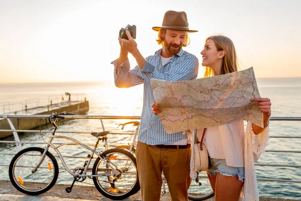 Atraente Casal Feliz Viajando Verão Bicicletas Homem Mulher Com Cabelo — Fotografia de Stock