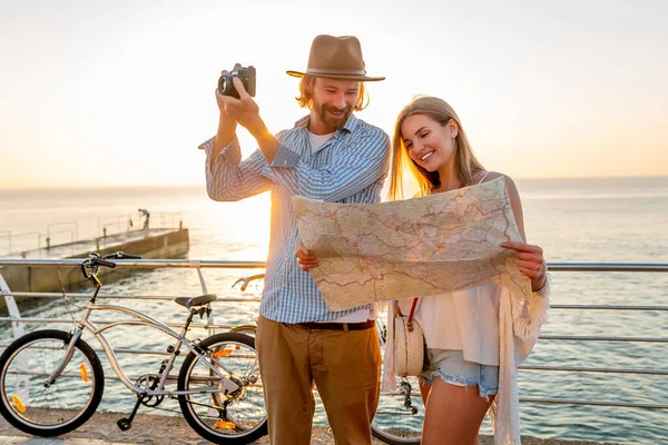 Atraente Casal Feliz Viajando Verão Bicicletas Homem Mulher Com Cabelo — Fotografia de Stock